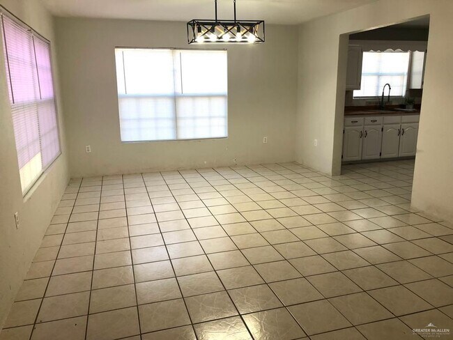 Building Photo - 904 El Campo Dr