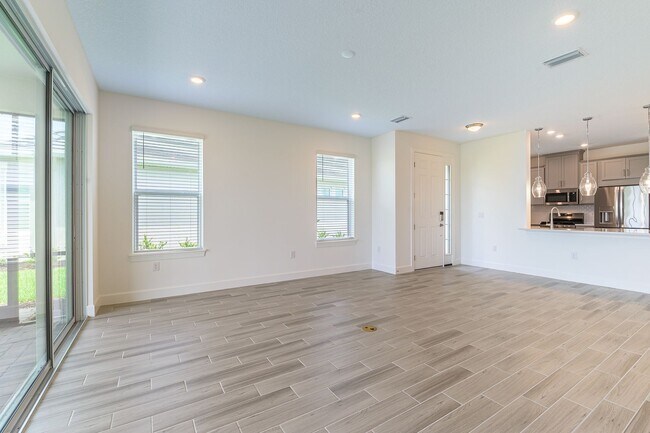Building Photo - Stunning 2 Bed/2 Bath Home in Esplanade wi...