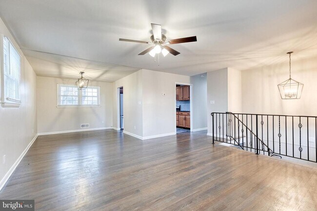 Foto del edificio - Check out this 4bd 2bth split foyer home!