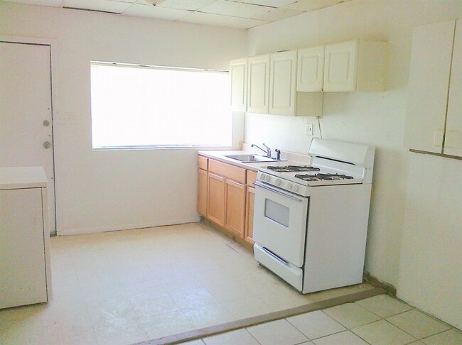 Building Photo - 915 Maple Terrace