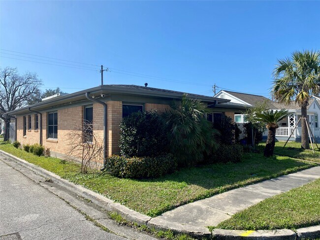 Building Photo - 1311 Milam Dr