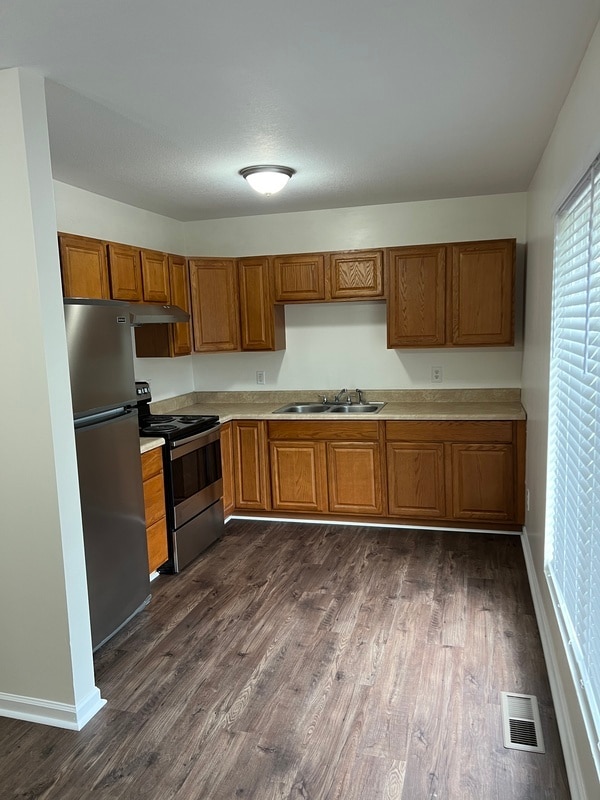 Building Photo - 800 Lullwater Rd