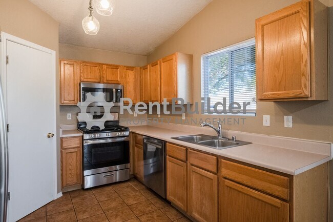 Foto del edificio - LEASE PENDING- Please apply at your own di...