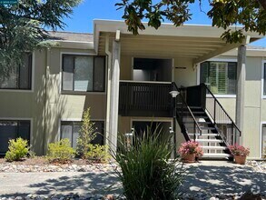 Building Photo - 1443 Rockledge Ln