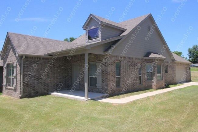 Building Photo - 321 E Redwood St