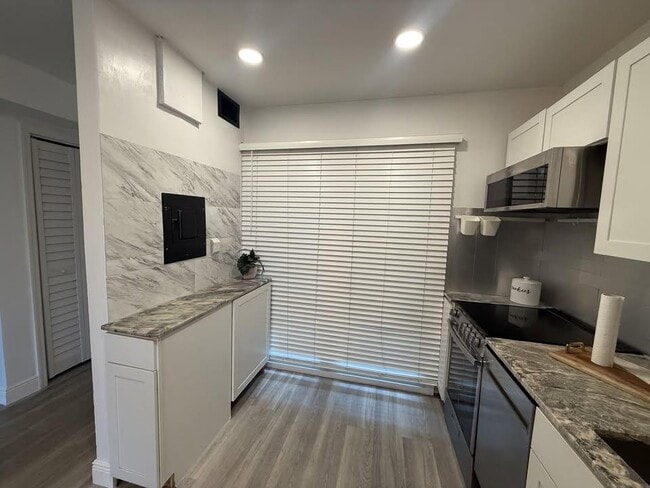 Building Photo - 719 S Beach St