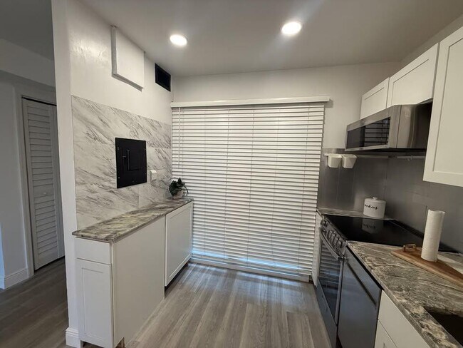 Foto del edificio - 719 S Beach St