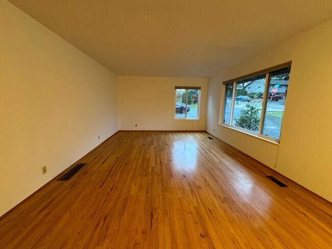 Foto del edificio - 2440 NW 111th Avenue ~ Spectacular Cedar M...