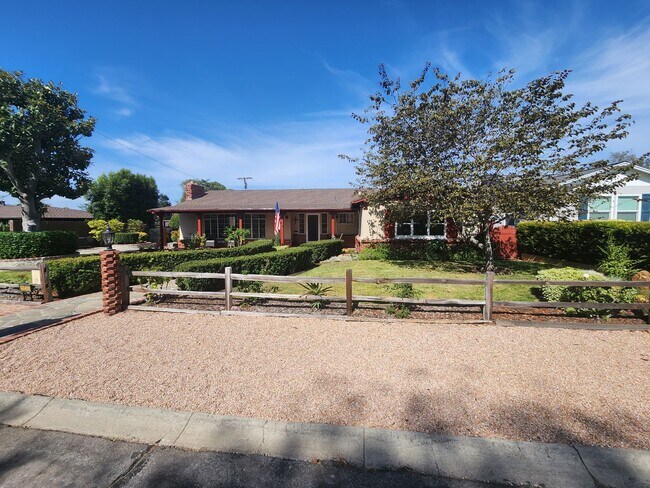 Foto del edificio - 4950 Rosehedge Dr