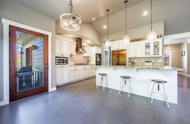 Foto del edificio - Luxury home on generous lot in the prestigious hills of East Medford!