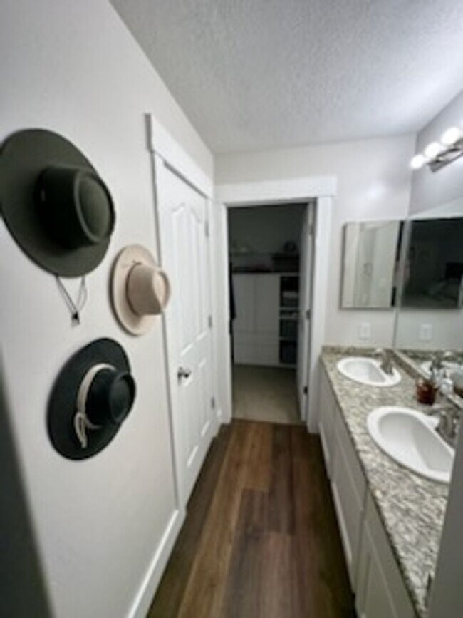Building Photo - Come take a look at this beautiful townhome