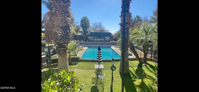 Foto del edificio - 350 Thunderbird Dr