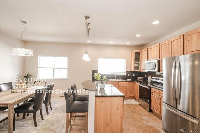 Building Photo - Spacious 2-Bedroom Condo with Fireplace, B...