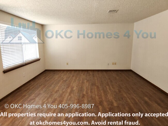Building Photo - NW OKC 2 Bed Duplex!