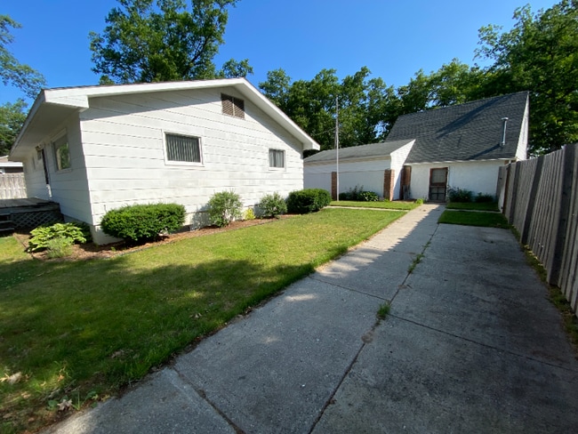 Building Photo - 825 Parsons Rd