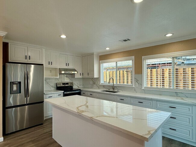 Foto del edificio - Updated 4 Bedroom 2 Bath Single Family Home in San Jose