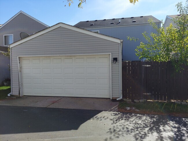 Building Photo - 894 Symphony Dr