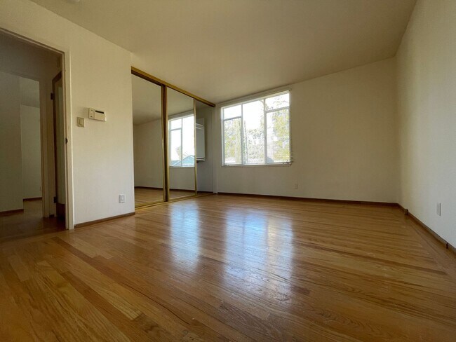 Foto del edificio - SANTA CLARA - 4 bedroom home with hardwood floors