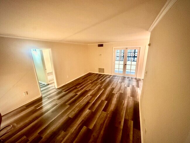 Foto del edificio - 330 S Mentor Ave