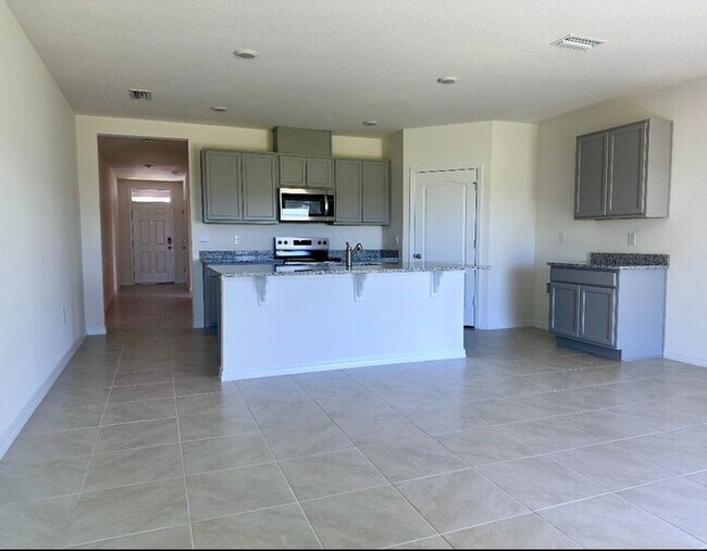 Foto del edificio - Nearly New 4-bedroom Sanford Home minutes ...