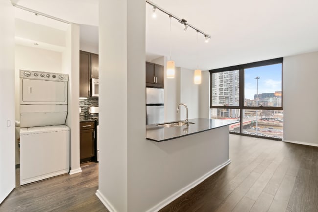 Building Photo - 107 N Desplaines St