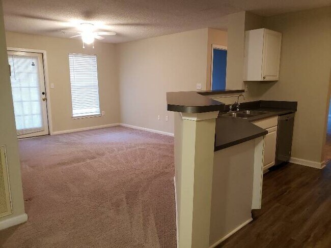 Building Photo - Move In Ready