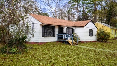 Building Photo - 704 Woodbury Rd