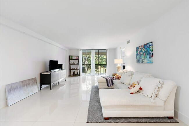 Foto del edificio - 4725 Lucerne Lakes Blvd E