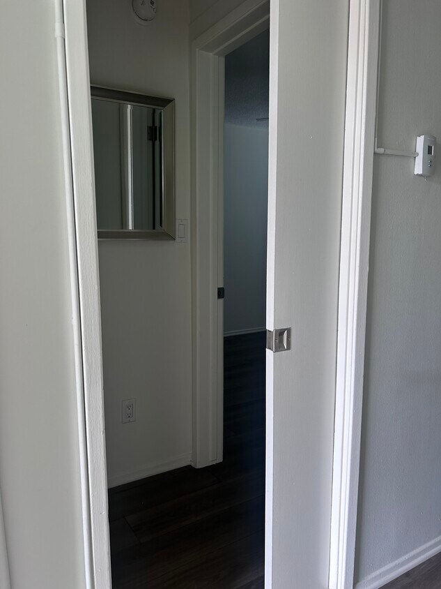 Una puerta corrediza separa el dormitorio y el baño de la sala de estar principal - 2359 Glendale Blvd