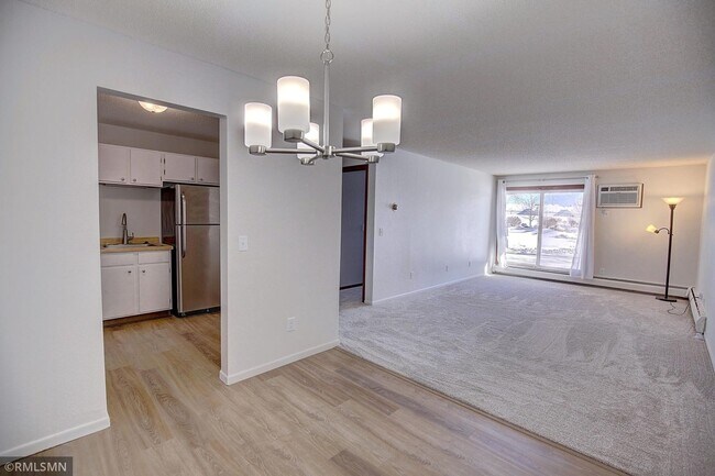 Foto del edificio - Spacious 2 bedroom, 1 Bath Condo in the Co...