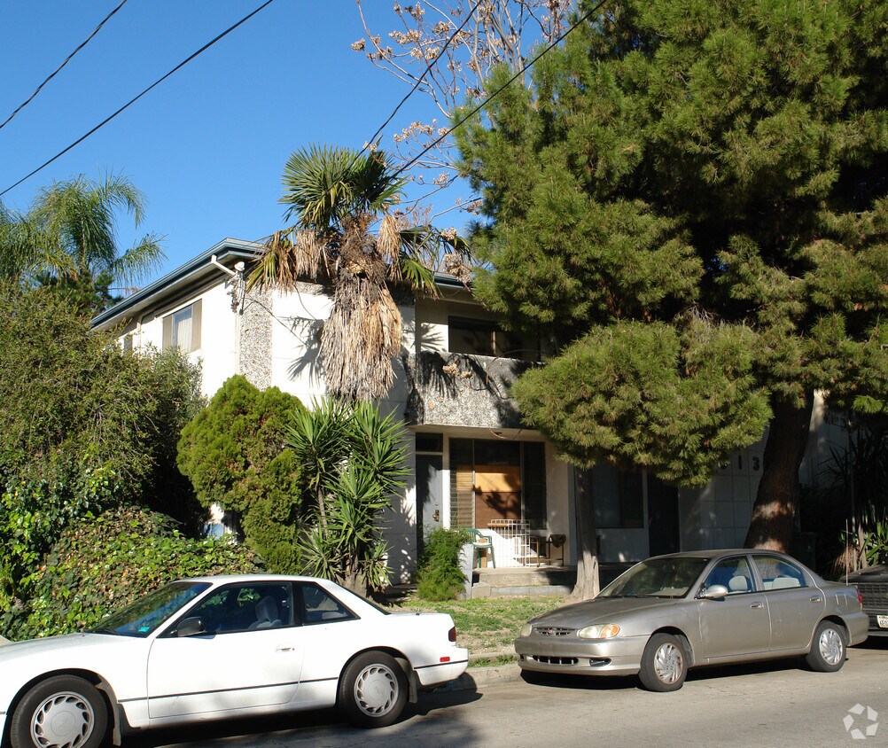 árbol obstruction. No se admiten al lado de la vista o trasera - 5131 Denny Ave