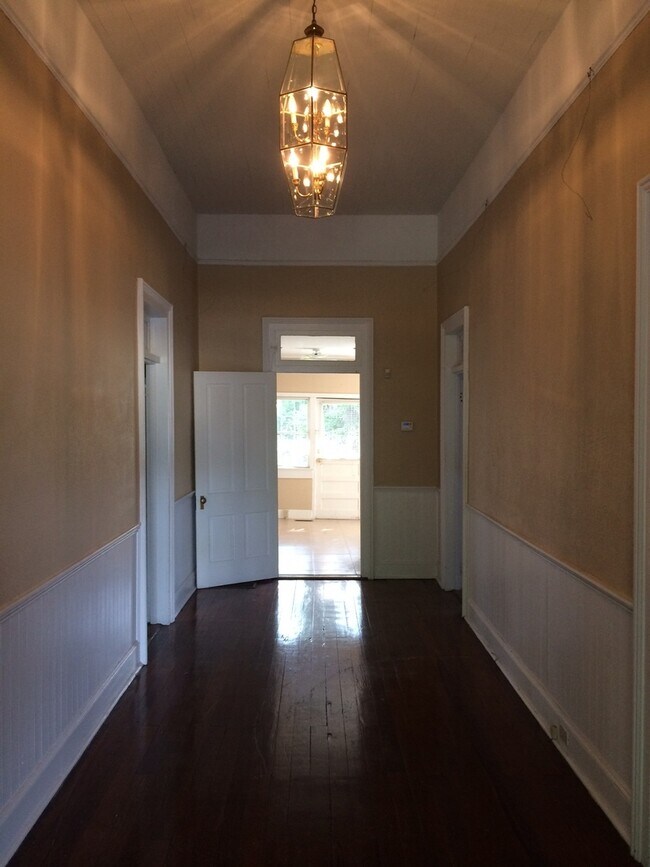 Foto del edificio - 3 bedroom, 2 bath Historic Home Near Downt...
