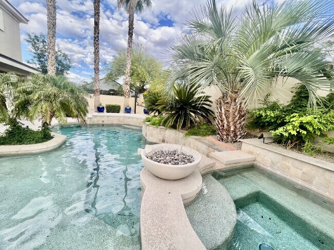 Foto del edificio - Luxurious 5-Bed, 4-Bath Fully Furnished Home in Henderson-