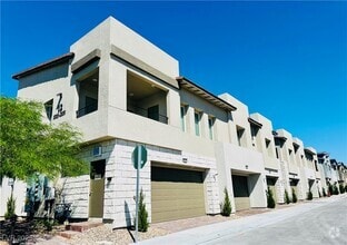 Building Photo - 600 Carriage Hill Dr