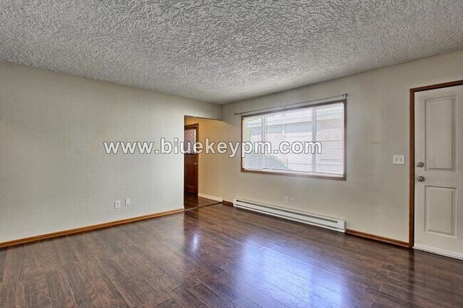 Foto del edificio - 1 Bed, 1 Bath Apartment with Yard and 1 Ca...