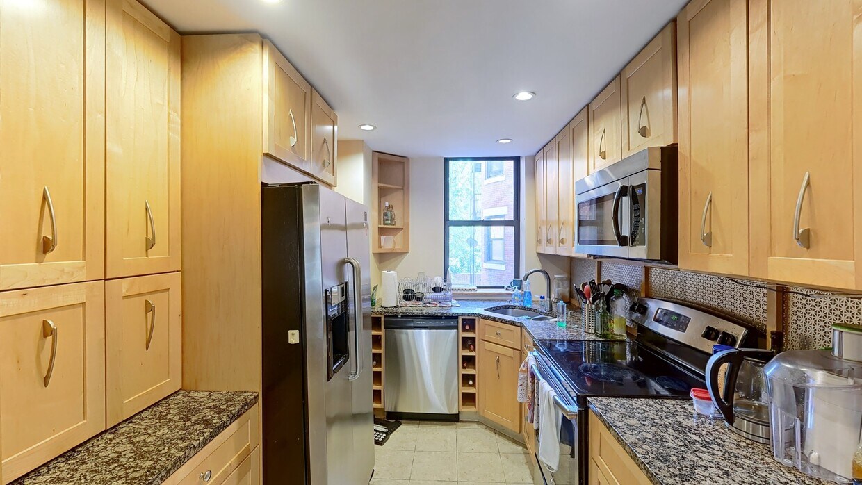 Primary Photo - 84 Gainsborough St