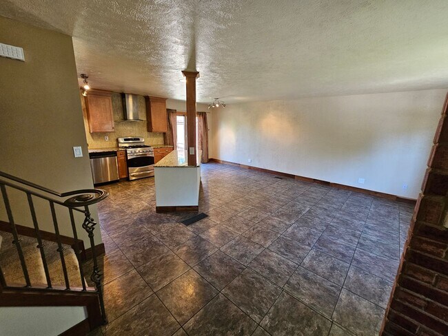 Foto del edificio - Charming 3-Bed, 2-Bath Tri-Level Home with...
