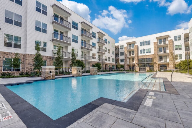 Building Photo - The Oaks