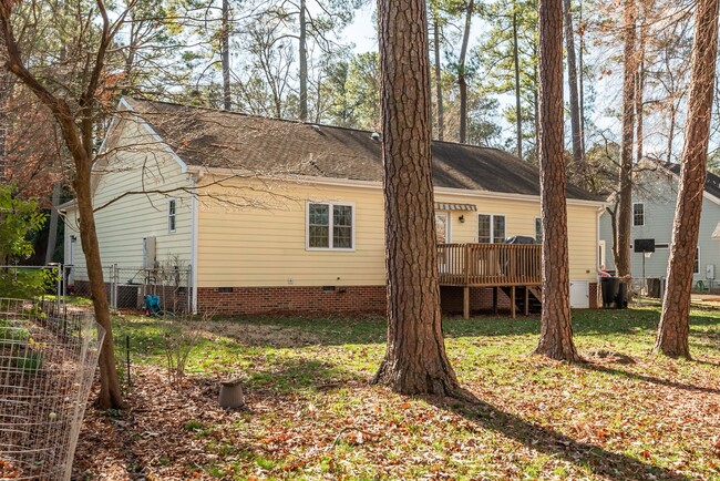 Building Photo - Gorgeous Home-Bird Feeder's Paradise!