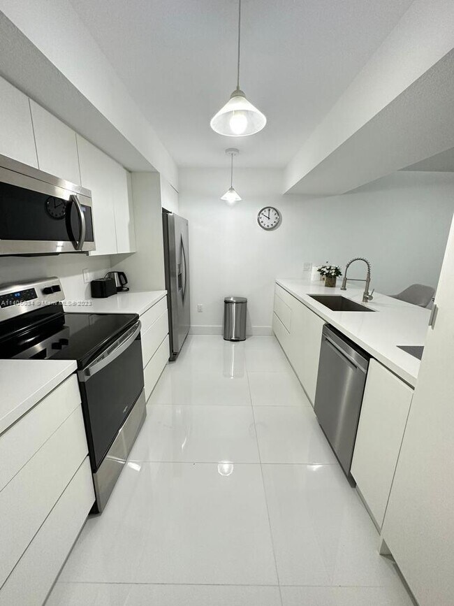 Building Photo - 17275 Collins Ave