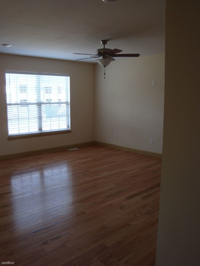Building Photo - 2 br, 2.5 bath Townhome - The Courtyards a...