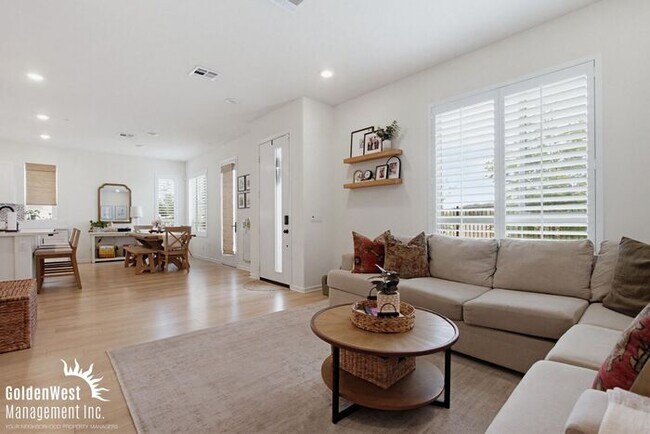 Foto del edificio - Modern 3Bdm 2.5Ba Unfurnished Town-Home in the Soltaire Community!