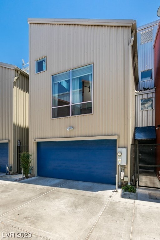 Primary Photo - 1134 E Carson Ave