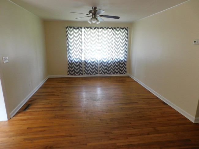 Building Photo - 526 Henderson Dr