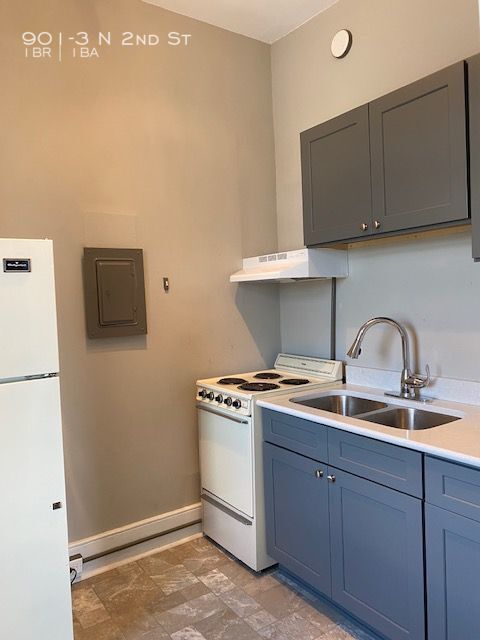 Building Photo - 3rd Floor 1 Bedroom 1 Bath Apt, Gas Included