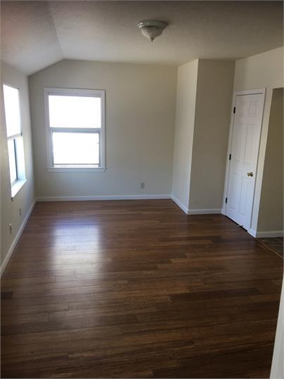 Living Area - 516 W MacArthur Blvd