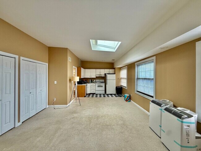 Building Photo - 21 Linden St