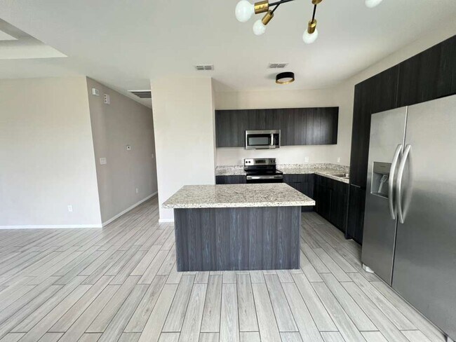 Foto del edificio - 5701 Swallow Ave