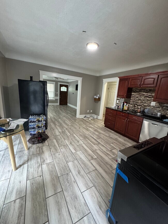 Foto del edificio - 1447 Lakeland Ave