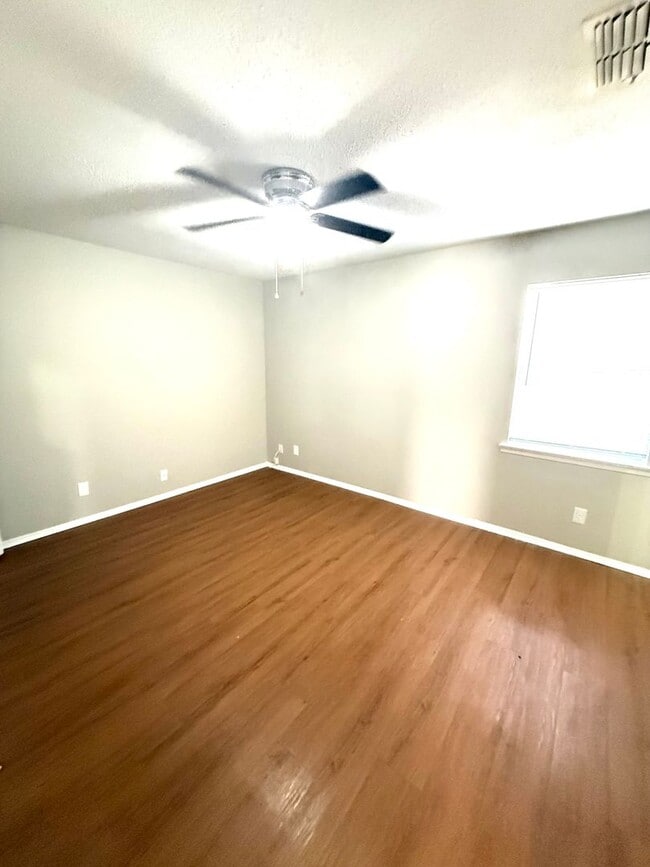 Building Photo - ** 3 Bed 2 Bath located in Regency Park ** call 334-366-9198 to schedule a self showing